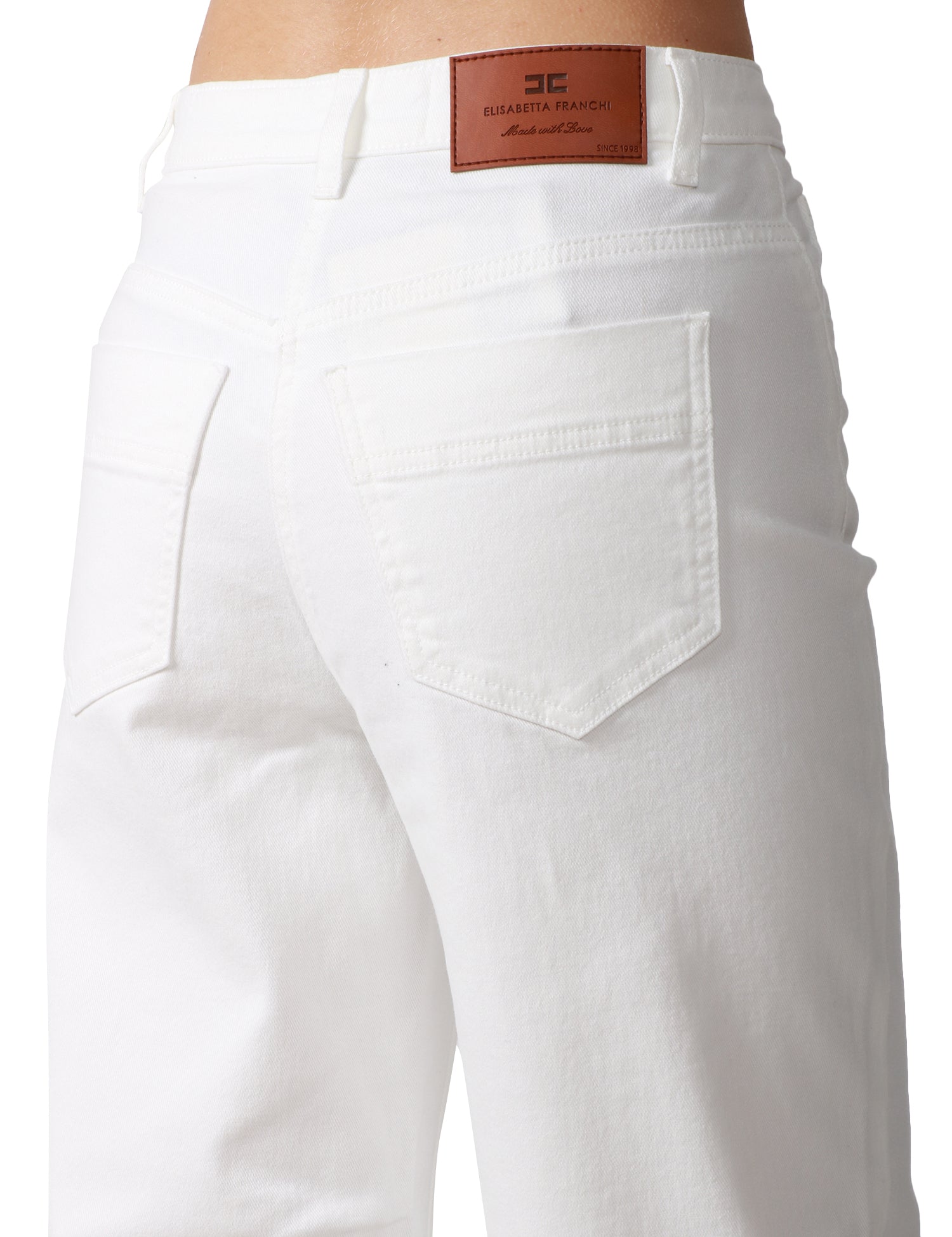 JEANS DONNA ELISABETTA FRANCHI AVORIO IN COTONE A PALAZZO CON BOTTONE LOGATO E CHARM IN SIMILPELLE