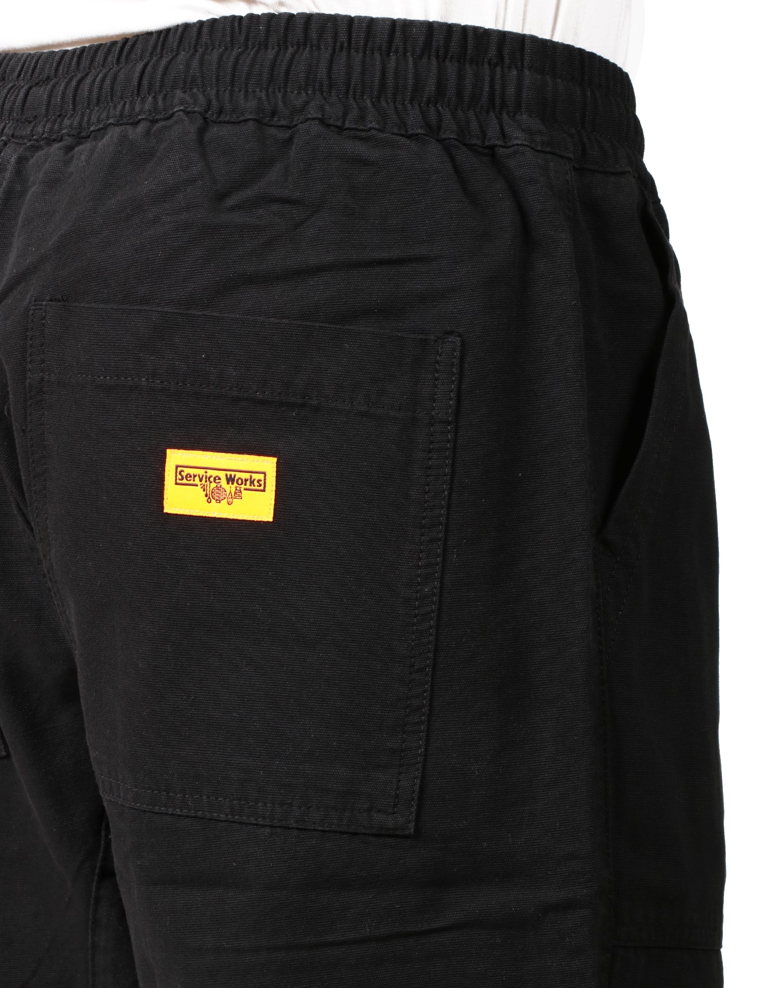 PANTALONE UOMO SERVICE WORKS NERO IN COTONE BIOLOGICO CON COULISSE E TASCHE APPLICATE DAVANTI E DIETRO