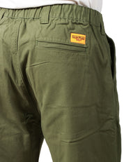 PANTALONE UOMO SERVICE WORKS OLIVA IN COTONE DRILL BIOLOGICO CON GAMBA A PALLONCINO E PIEGA DAVANTI