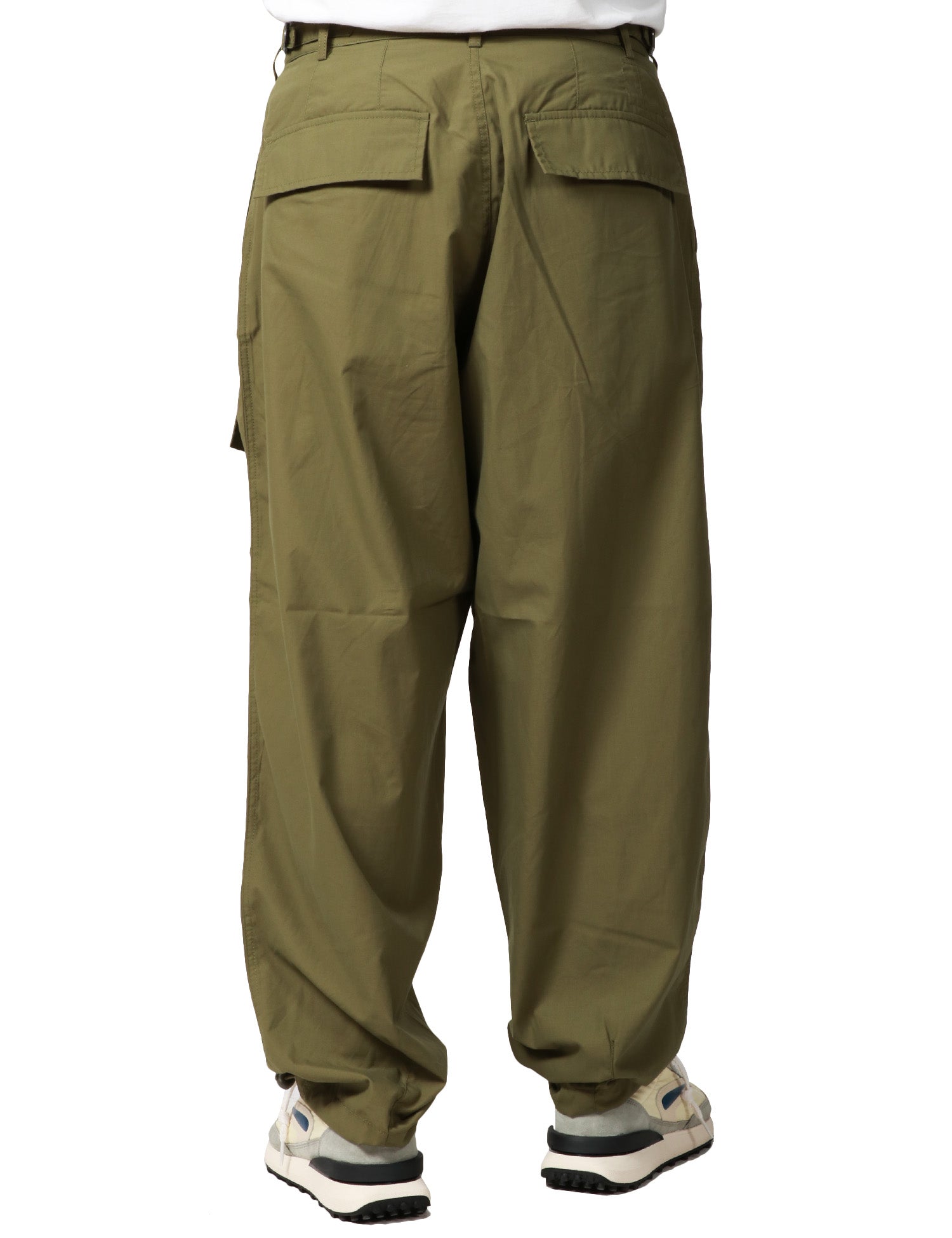 PANTALONE UOMO UNIVERSAL WORKS OLIVA CON TASCA CARGO DAVANTI A GAMBA LARGA IN POLYTECH RICICLATO