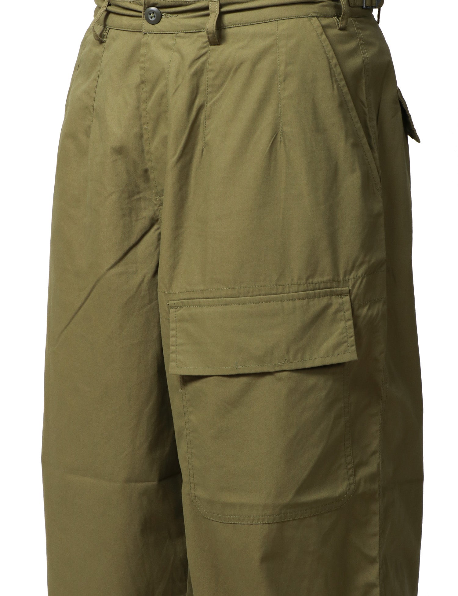 PANTALONE UOMO UNIVERSAL WORKS OLIVA CON TASCA CARGO DAVANTI A GAMBA LARGA IN POLYTECH RICICLATO