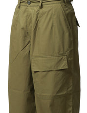 PANTALONE UOMO UNIVERSAL WORKS OLIVA CON TASCA CARGO DAVANTI A GAMBA LARGA IN POLYTECH RICICLATO