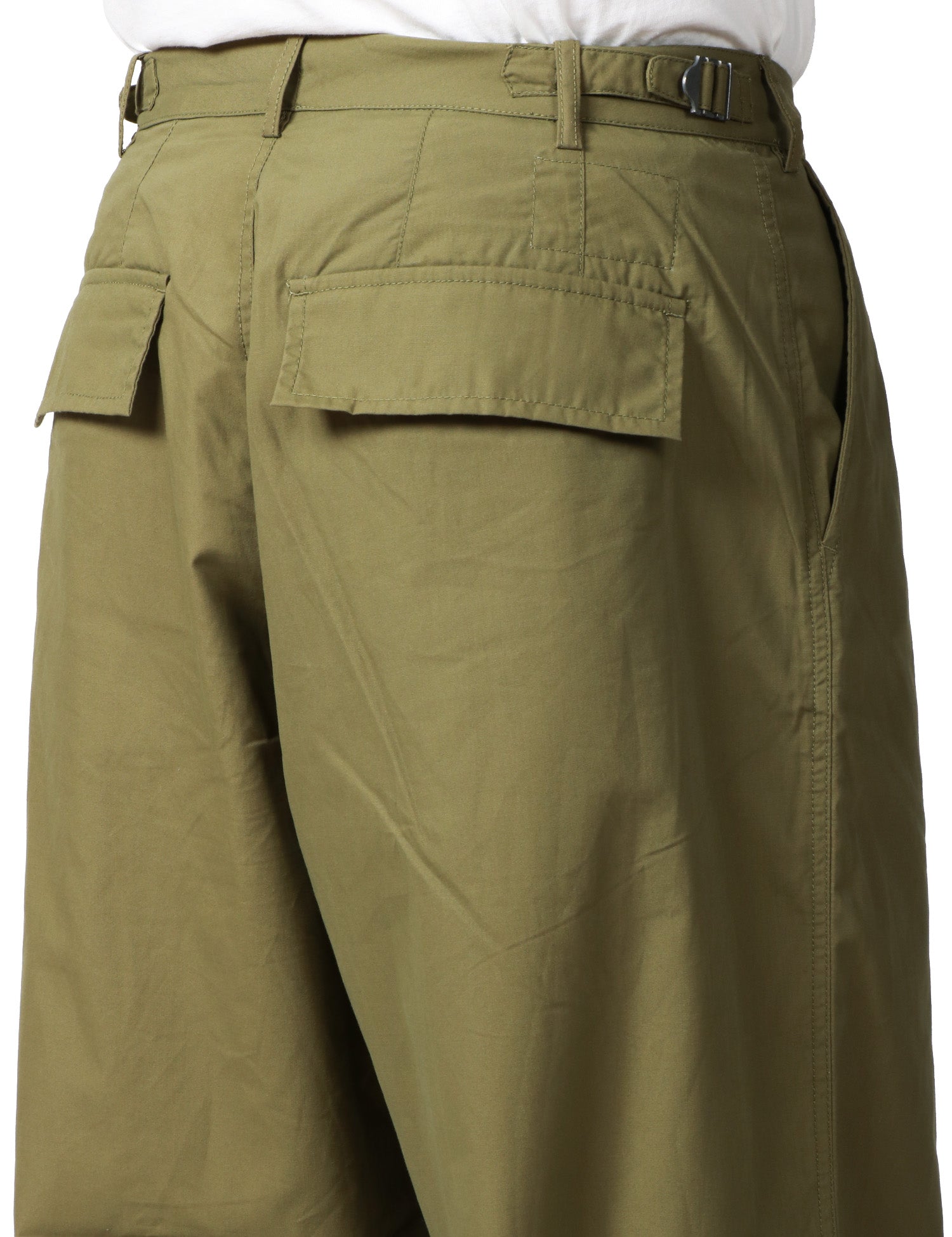 PANTALONE UOMO UNIVERSAL WORKS OLIVA CON TASCA CARGO DAVANTI A GAMBA LARGA IN POLYTECH RICICLATO