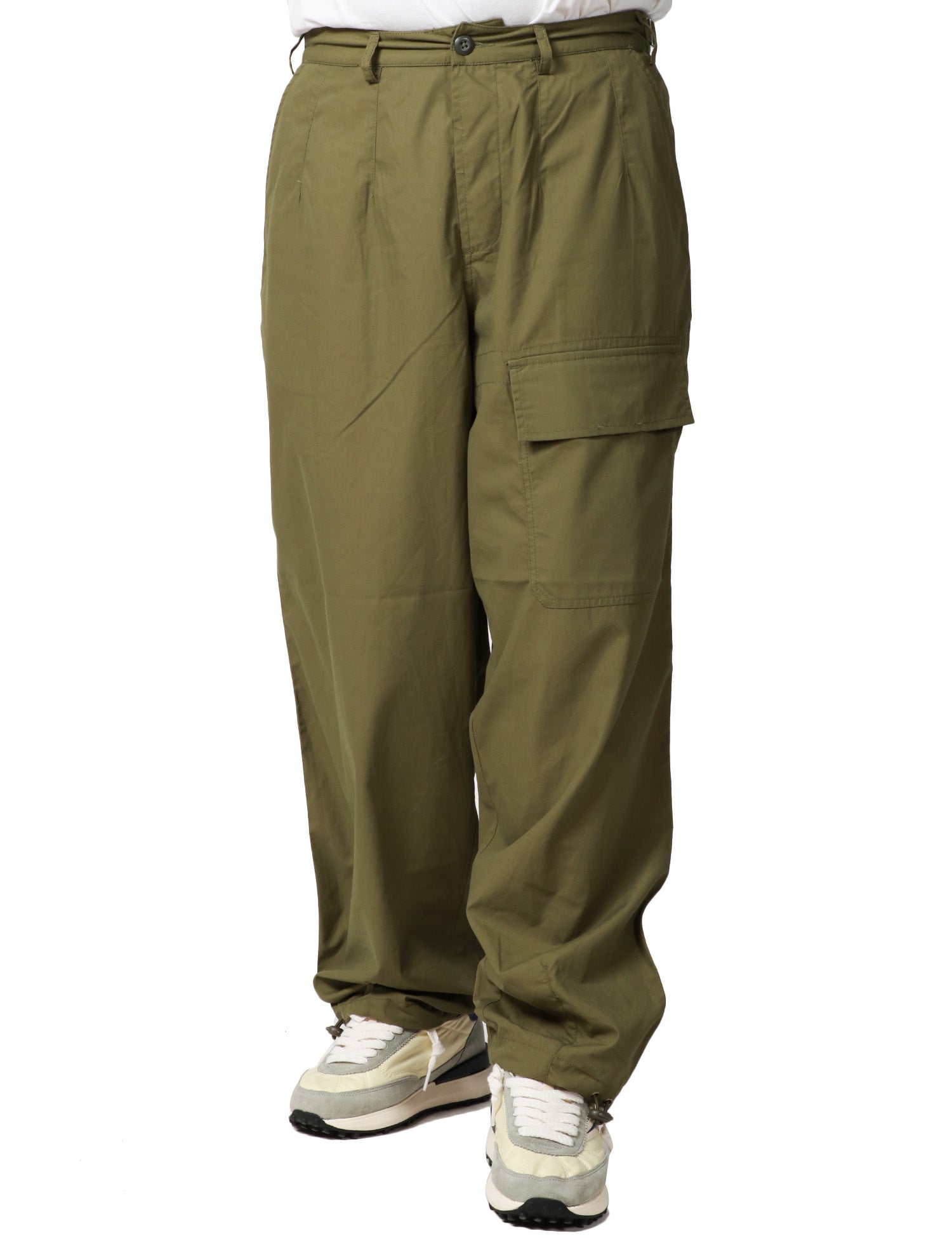 PANTALONE UOMO UNIVERSAL WORKS OLIVA CON TASCA CARGO DAVANTI A GAMBA LARGA IN POLYTECH RICICLATO