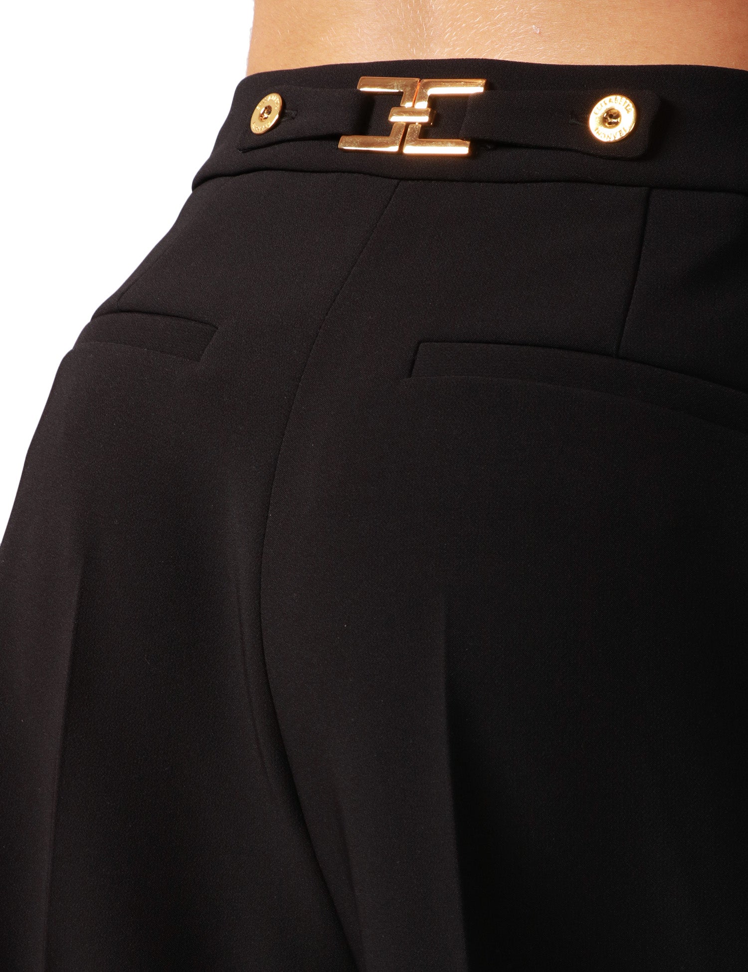 BERMUDA DONNA ELISABETTA FRANCHI NERO CON PIEGA CENTRALE E DETTAGLI FIOIELLO SULLA VITA