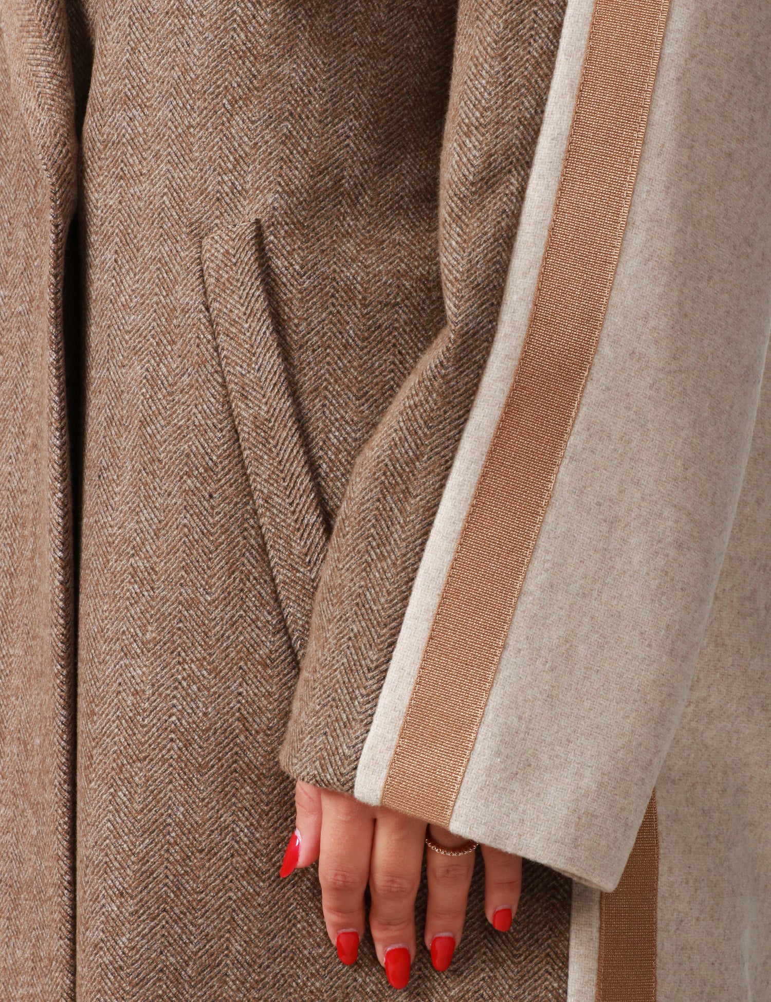 CAPPOTTO DONNA KONTATTO PATCH BEIGE BICOLOR CON BANDE LATERALI E SPILLA GIOIELLO