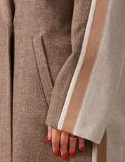 CAPPOTTO DONNA KONTATTO PATCH BEIGE BICOLOR CON BANDE LATERALI E SPILLA GIOIELLO