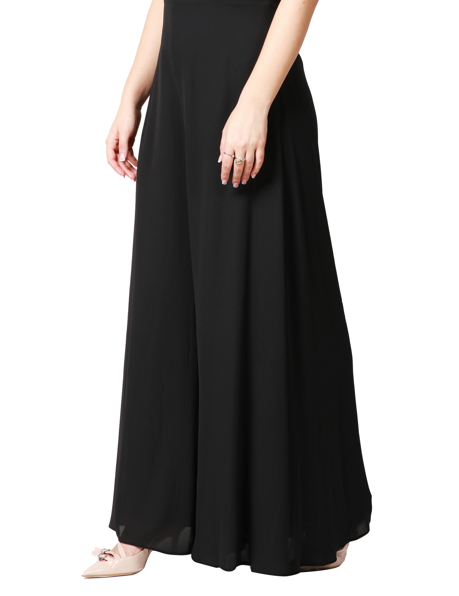 TUTA DONNA CARLA RUIZ NERA CON MAXI ROSA SULLO SCOLLO E PANTALONE CROPPED AMPIO