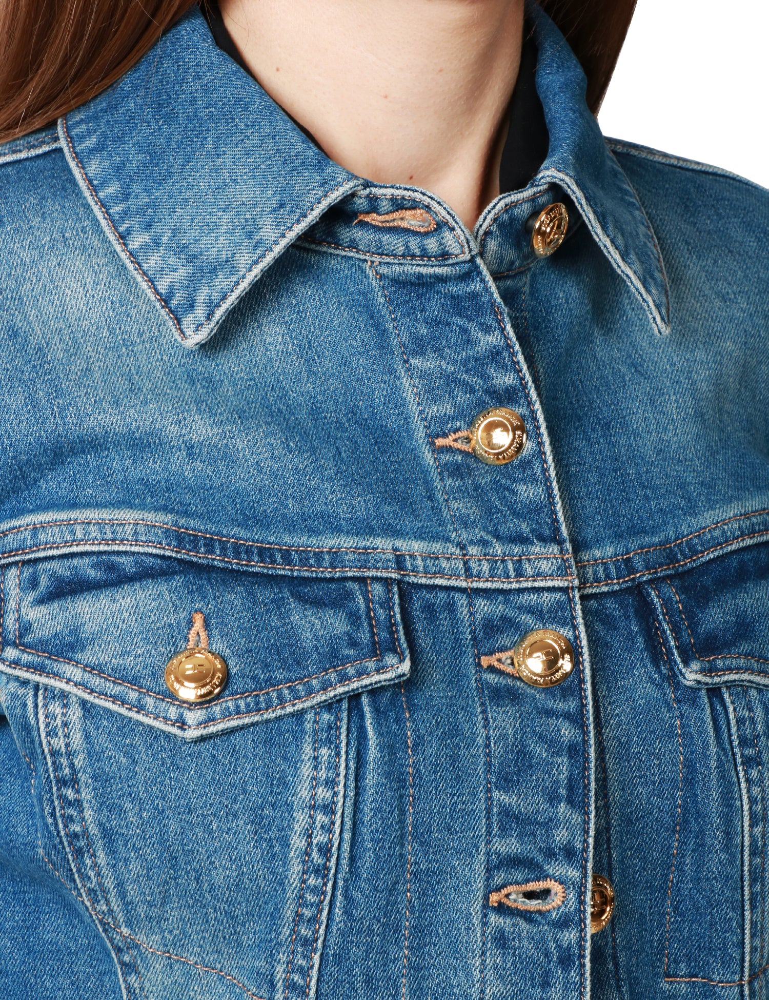 GIUBBINO DONNA ELISABETTA FRANCHI IN DENIM CON EFFETTO VINTAGE, BOTTONI ORO LOGATI E IMPUNTURE TABACCO