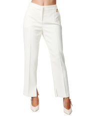 PANTALONE DONNA ELISABETTA FRANCHI AVORIO SLIM CON SPACCHETTI AL FONDO GAMBA E DETTAGLIO GIOIELLO SUL PASSANTE