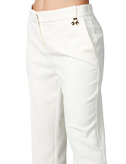 PANTALONE DONNA ELISABETTA FRANCHI AVORIO SLIM CON SPACCHETTI AL FONDO GAMBA E DETTAGLIO GIOIELLO SUL PASSANTE