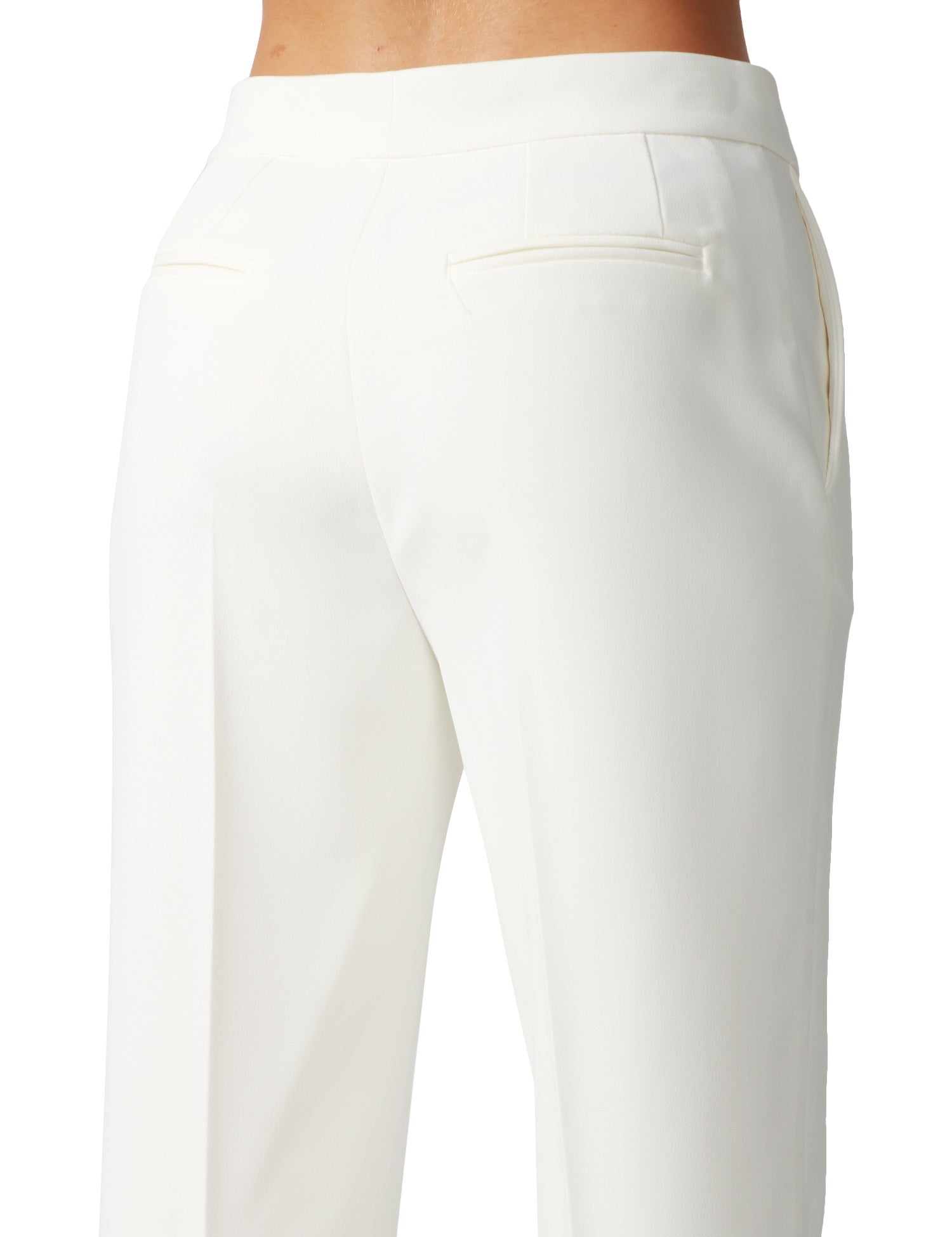 PANTALONE DONNA ELISABETTA FRANCHI AVORIO SLIM CON SPACCHETTI AL FONDO GAMBA E DETTAGLIO GIOIELLO SUL PASSANTE