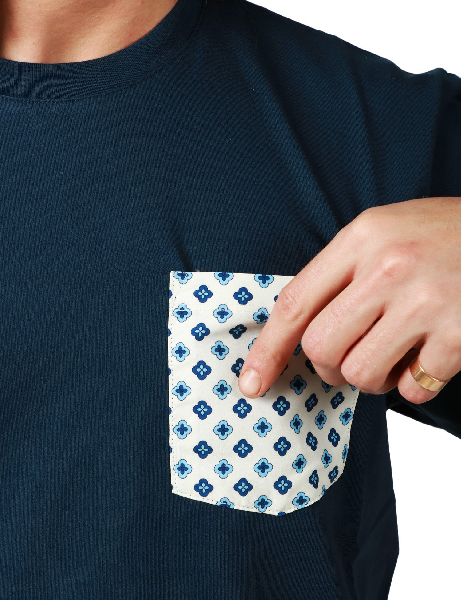 T-SHIRT UOMO MC2 SAINT BARTH GIROCOLLO BLU CON TASCA A FIORI APPLICATA SUL PETTO
