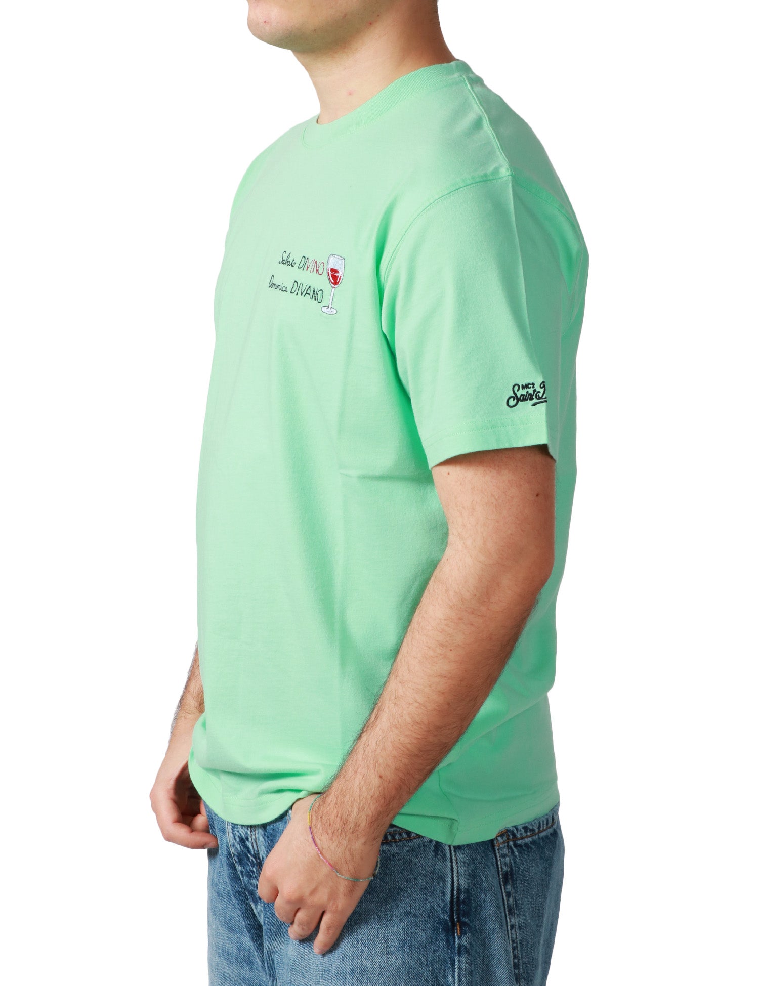 T-SHIRT UOMO MC 2 SAINT BARTH VERDE CON RICAMO "SABATO DIVINO DOMENICA DIVANO" E RICAMO LOGO SULLA MANICA