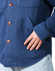 CAMICIA OVER UOMO TELA GENOVA LEO BLU CON BOTTONI A CONTRASTO E TASCHE A TOPPA SUL PETTO