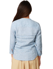 CAMICIA DONNA XACUS DARIA CELESTE DENIM IN LINO CON COLLO ALLA COREANA E INSERTO PLISSETTATO SUL DAVANTI
