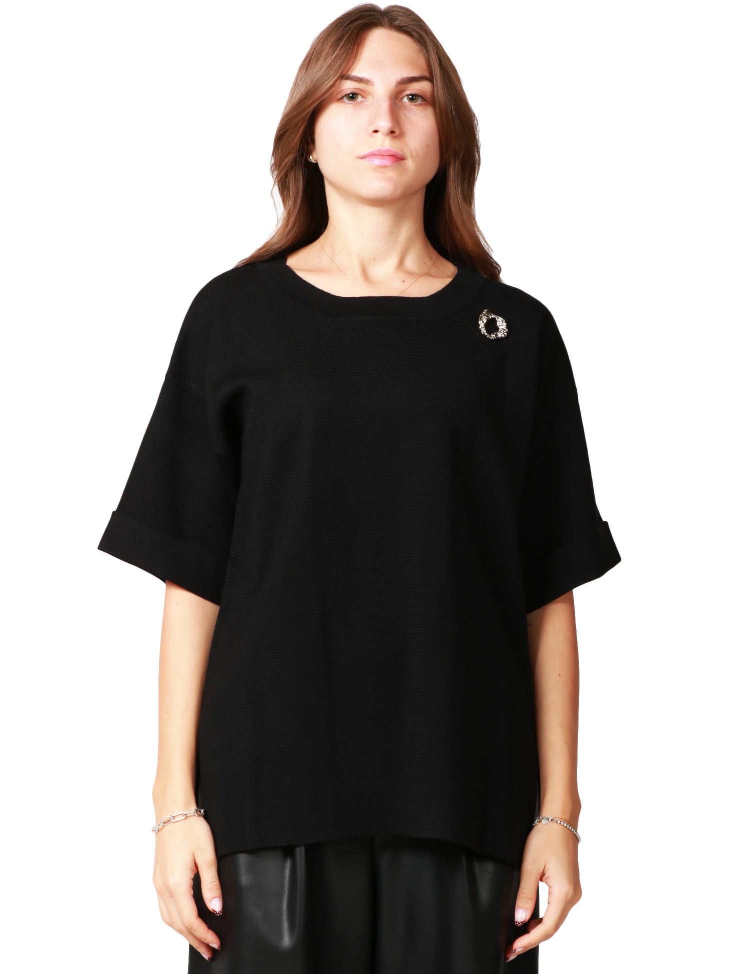 MAGLIA DONNA ALPHA STUDIO NERA OVER A MEZZA MANICA CON DETTAGLIO GIOIELLO SUL PETTO