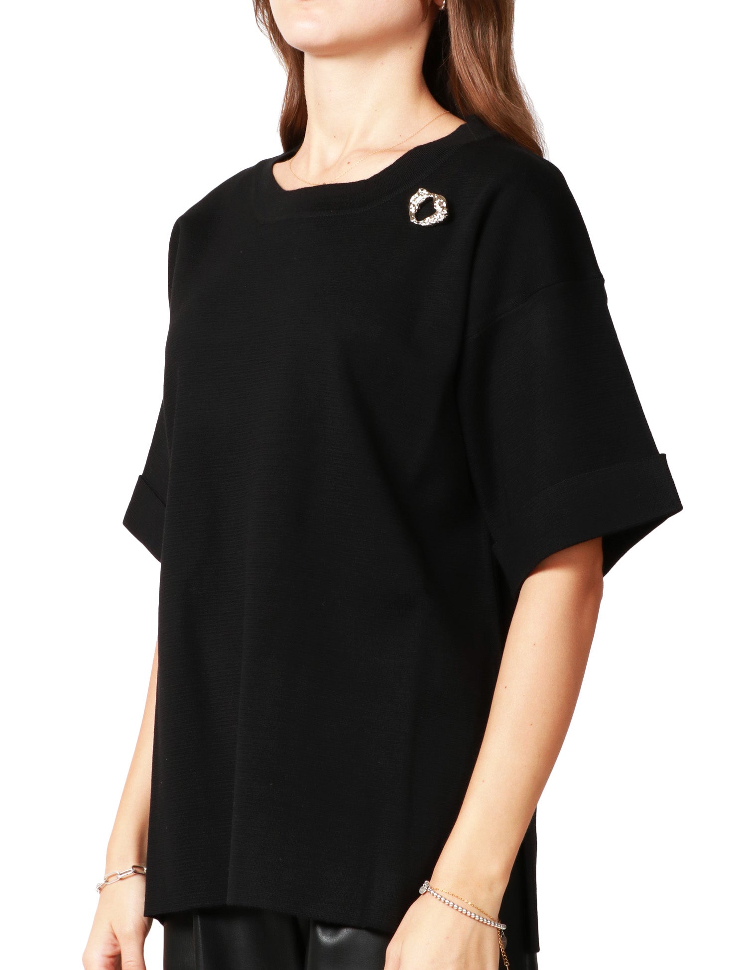 MAGLIA DONNA ALPHA STUDIO NERA OVER A MEZZA MANICA CON DETTAGLIO GIOIELLO SUL PETTO