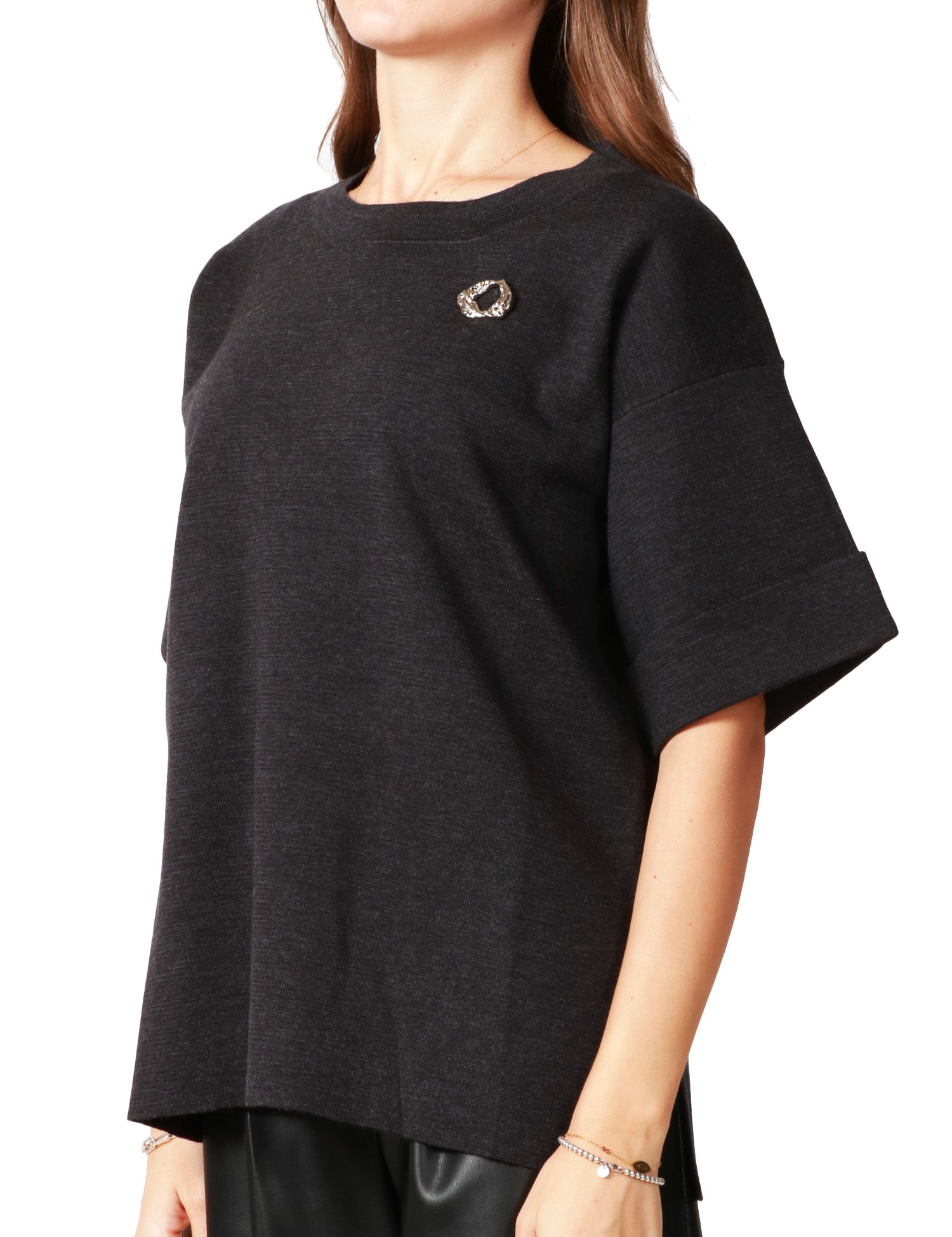 MAGLIA DONNA ALPHA STUDIO ANTRACITE OVER A MEZZA MANICA CON DETTAGLIO GIOIELLO SUL PETTO