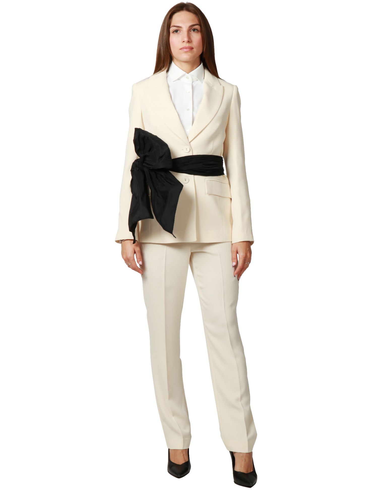 COMPLETO DONNA CARLA RUIZ NATURAL CON MAXI FIOCCO NERO SULLA GIACCA E PANTALONE DRITTO