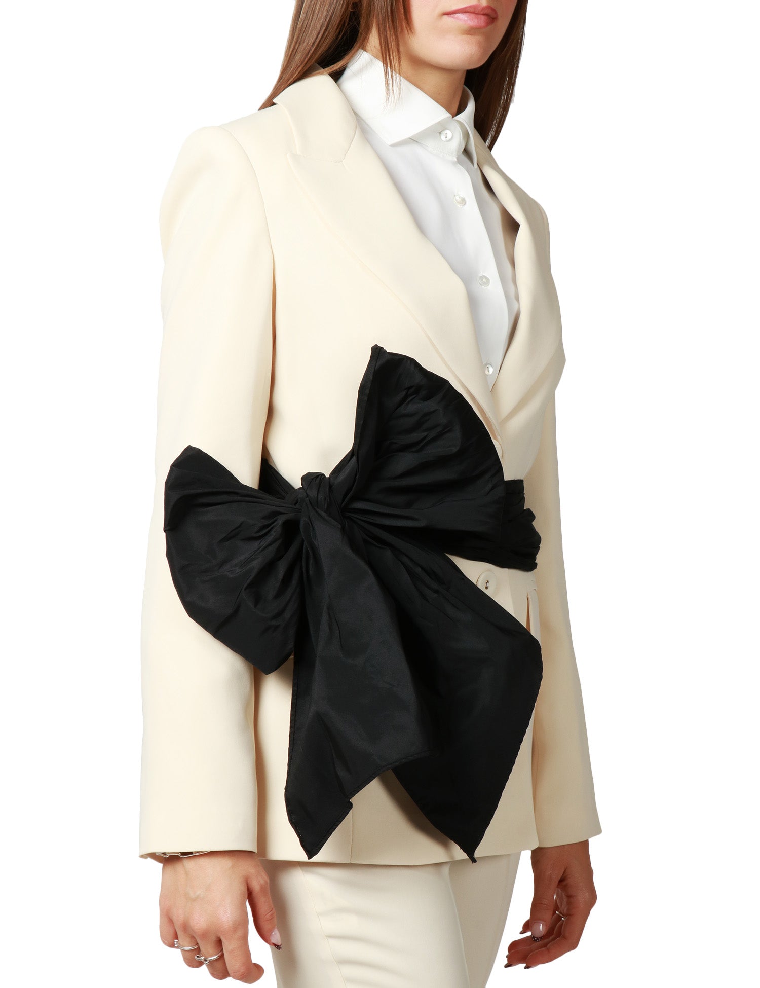 COMPLETO DONNA CARLA RUIZ NATURAL CON MAXI FIOCCO NERO SULLA GIACCA E PANTALONE DRITTO