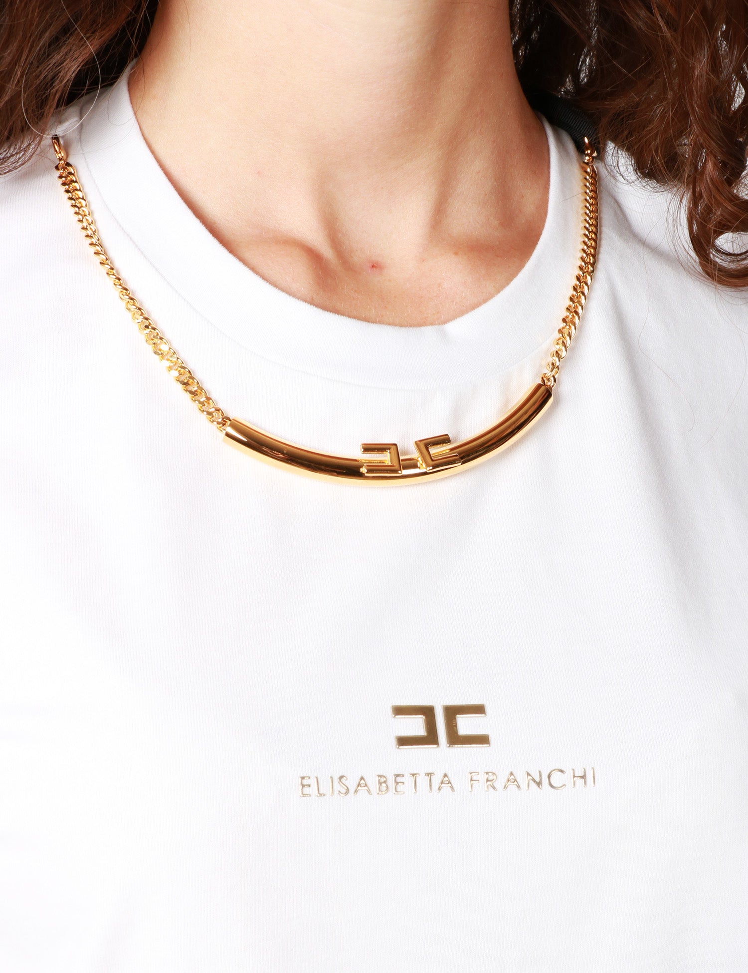 T-SHIRT DONNA ELISABETTA FRANCHI BIANCA IN JERSEY CON COLLANA E LOGO IN METALLO DORATO