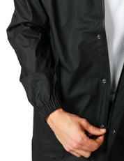 PARKA UOMO RAINS FISHTAIL NERO IN TESSUTO IMPERMEABILE CON CAPPUCCIO E ORLO A CODA DI PESCE