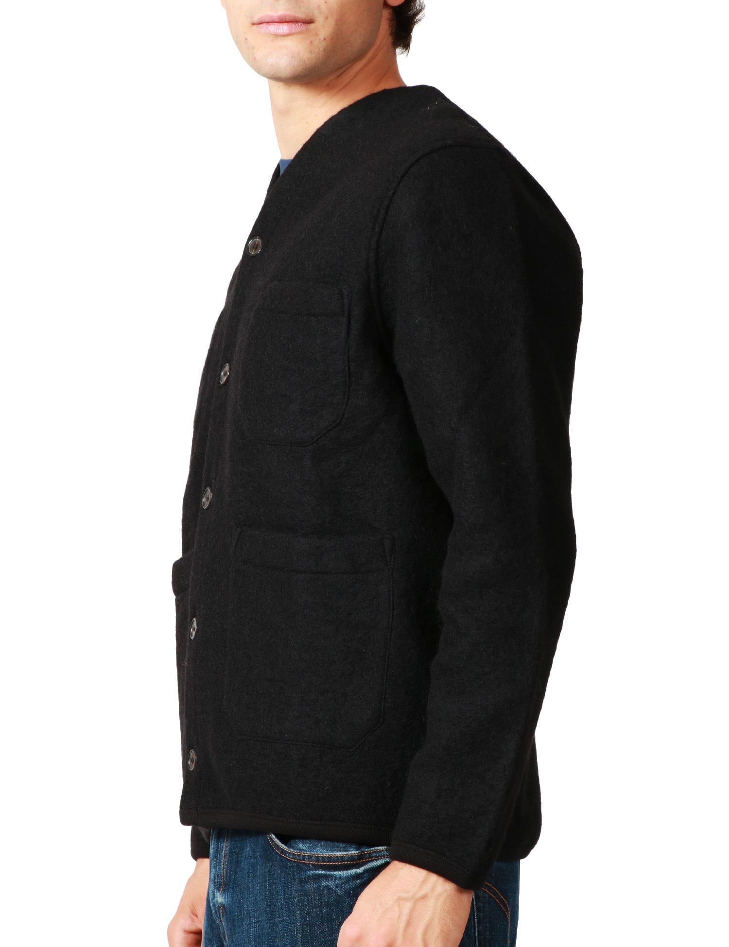 CARDIGAN UOMO UNIVERSAL WORKS WOOL FLECE NERO CON BOTTONI E QUATTRO TASCHE ANTERIORI