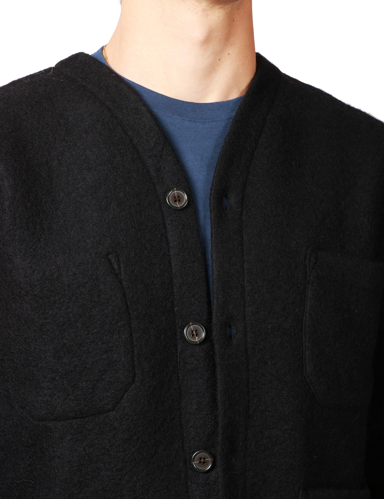 CARDIGAN UOMO UNIVERSAL WORKS WOOL FLECE NERO CON BOTTONI E QUATTRO TASCHE ANTERIORI