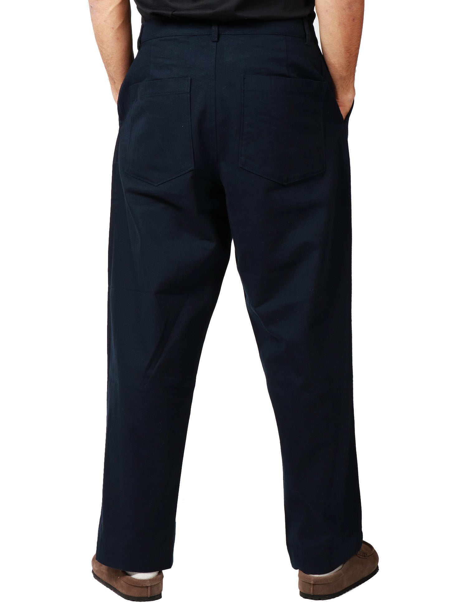 PANTALONE UOMO UNOVERSAL WORKS DUKE PANT BLU NAVY CON PENCE A GAMBA LARGA AFFUSOLATA