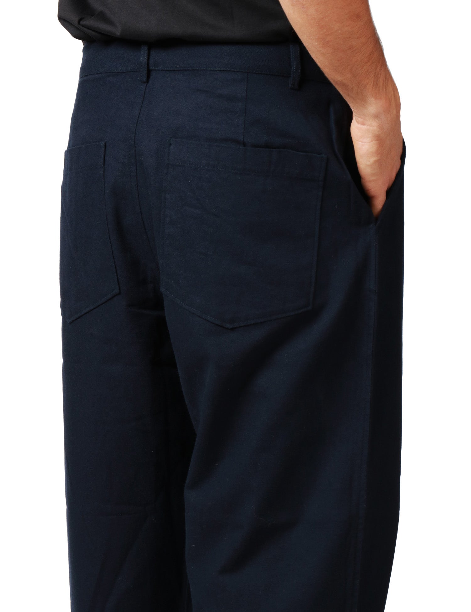 PANTALONE UOMO UNOVERSAL WORKS DUKE PANT BLU NAVY CON PENCE A GAMBA LARGA AFFUSOLATA