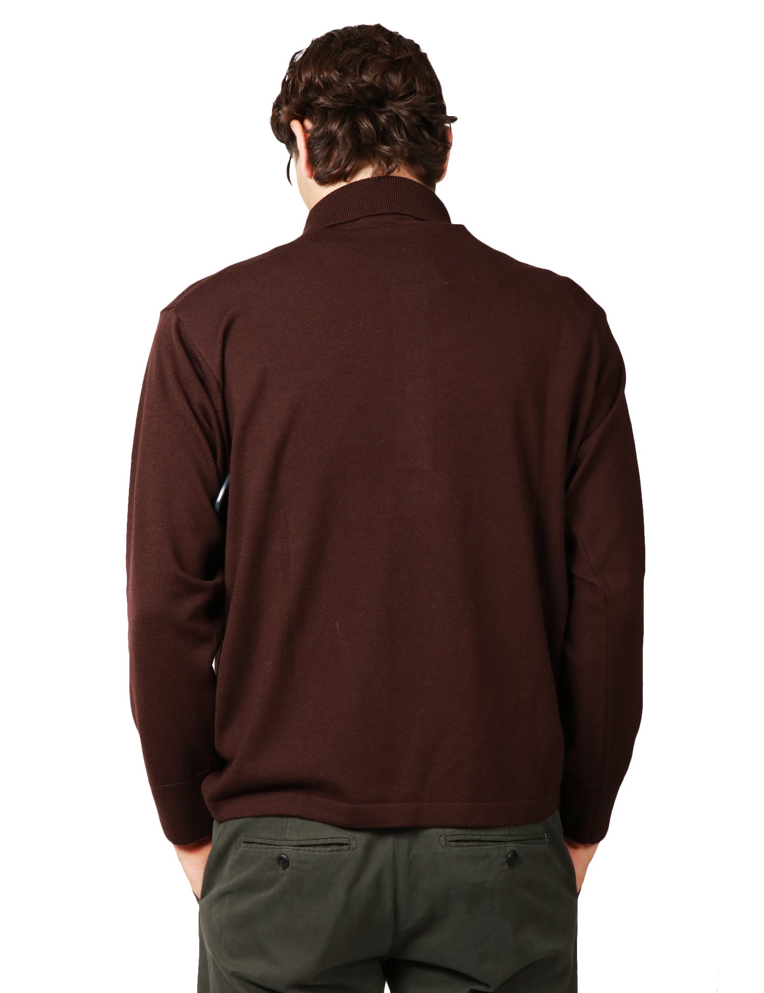 MAGLIA PULLOVER UOMO UNIVERSAL WORKS MARRONE CON TASCHINO SUL PETTO IN LANA MERINO