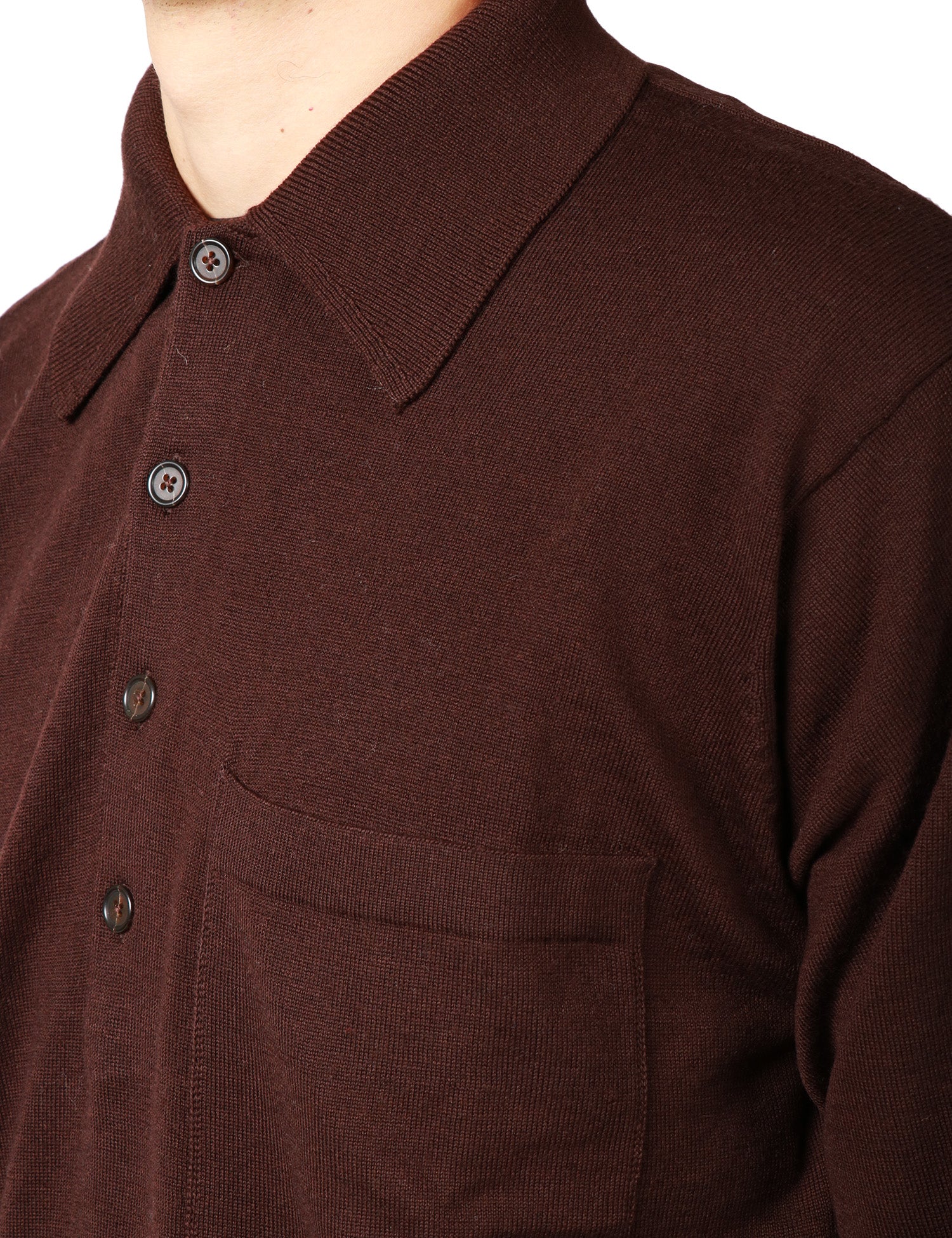 MAGLIA PULLOVER UOMO UNIVERSAL WORKS MARRONE CON TASCHINO SUL PETTO IN LANA MERINO