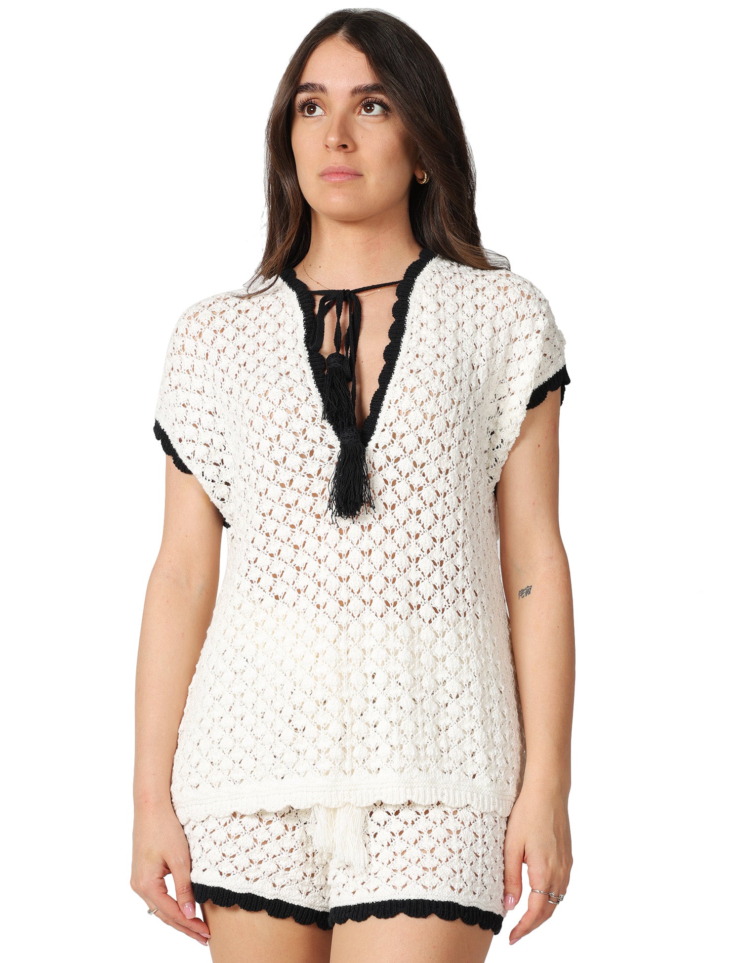 TOP DONNA AKEP BIANCO/NERO SMANICATA CON SMERLO A CONTRASTO E LACCI SUL DAVANTI