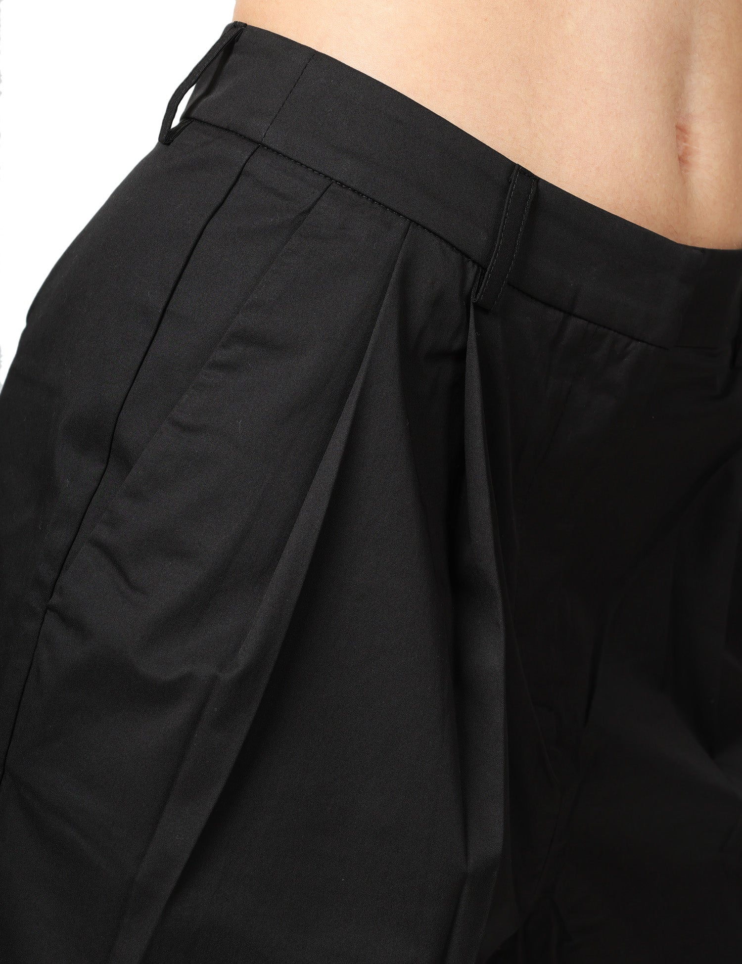 BERMUDA DONNA ALPHA STUDIO NERO IN TELA DI COTONE TECNICO CON PINCES