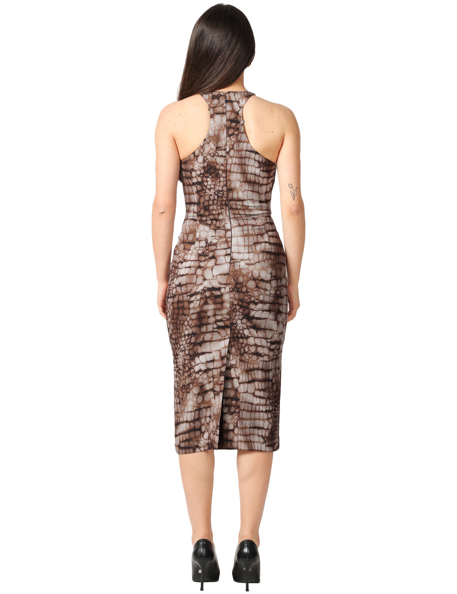 ABITO MIDI ELISABETTA FRANCHI CACAO STAMPA ALLIGATORE CON SCOLLO VOGATORE E DETTAGLIO GIOIELLO