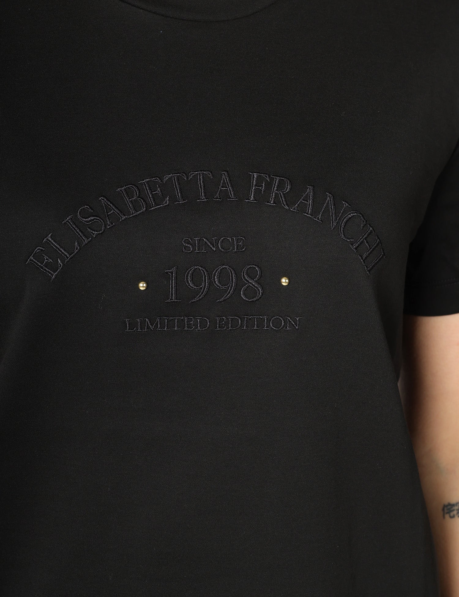 T-SHIRT DONNA ELISABETTA FRANCHI NERA GIROCOLLO CON SCRITTA LOGO IN TONO DAVANTI