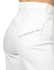 JEANS DONNA ELISABETTA FRANCHI AVORIO CON GAMBA A PALAZZO E PLACCA LOGO SUL PASSANTE