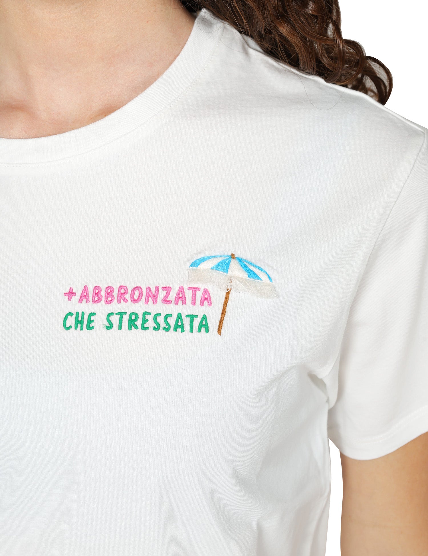 T-SHIRT DONNA MC 2 SAINT BARTH EMILIE BIANCA IN COTONE CON RICAMO "PIù ABBRONZATA CHE STRESSATA"