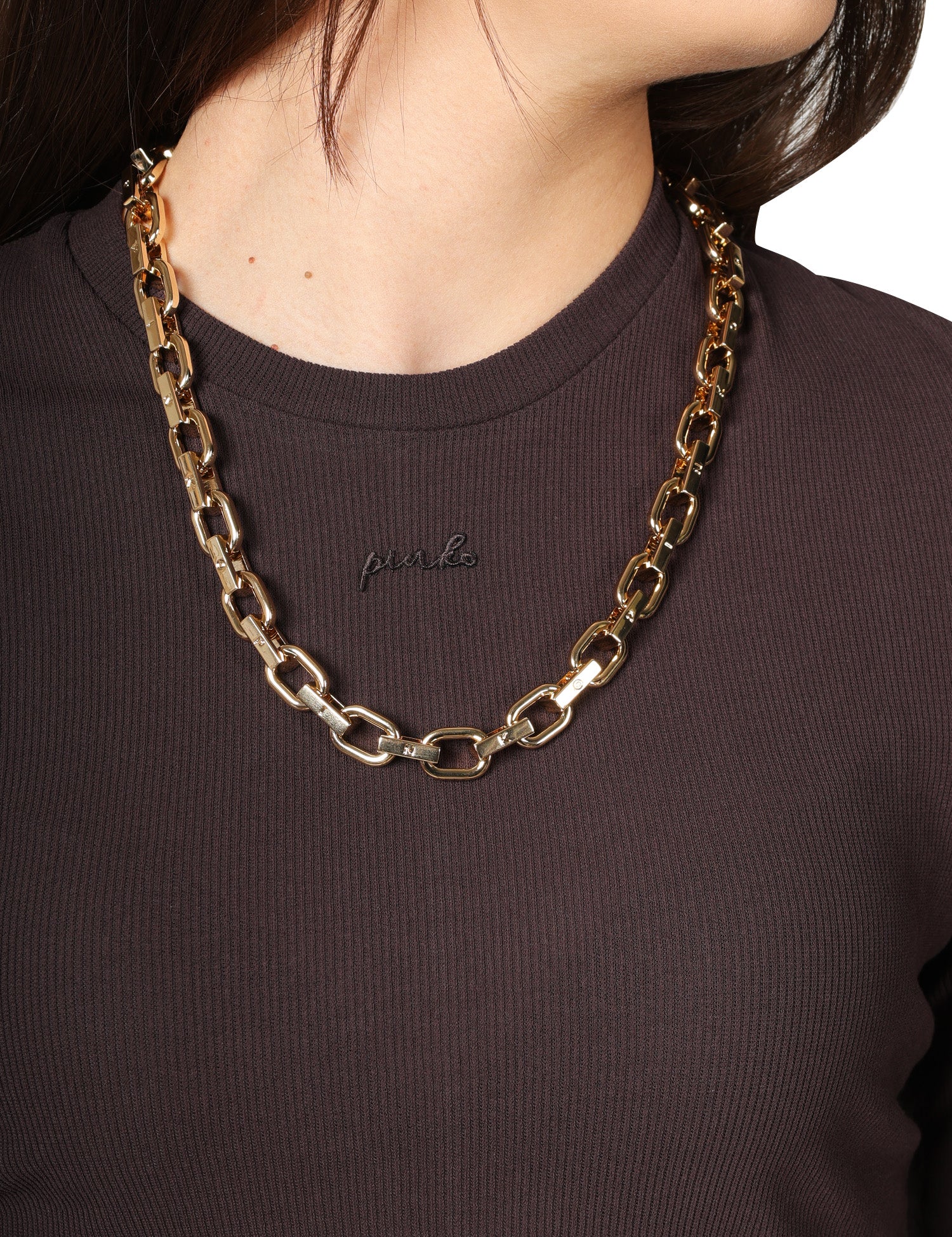 MAGIA DONNA PINKO KIMBERLY MARRONE TAGLIO CROPPED CON CATENA ORO SUL PETTO