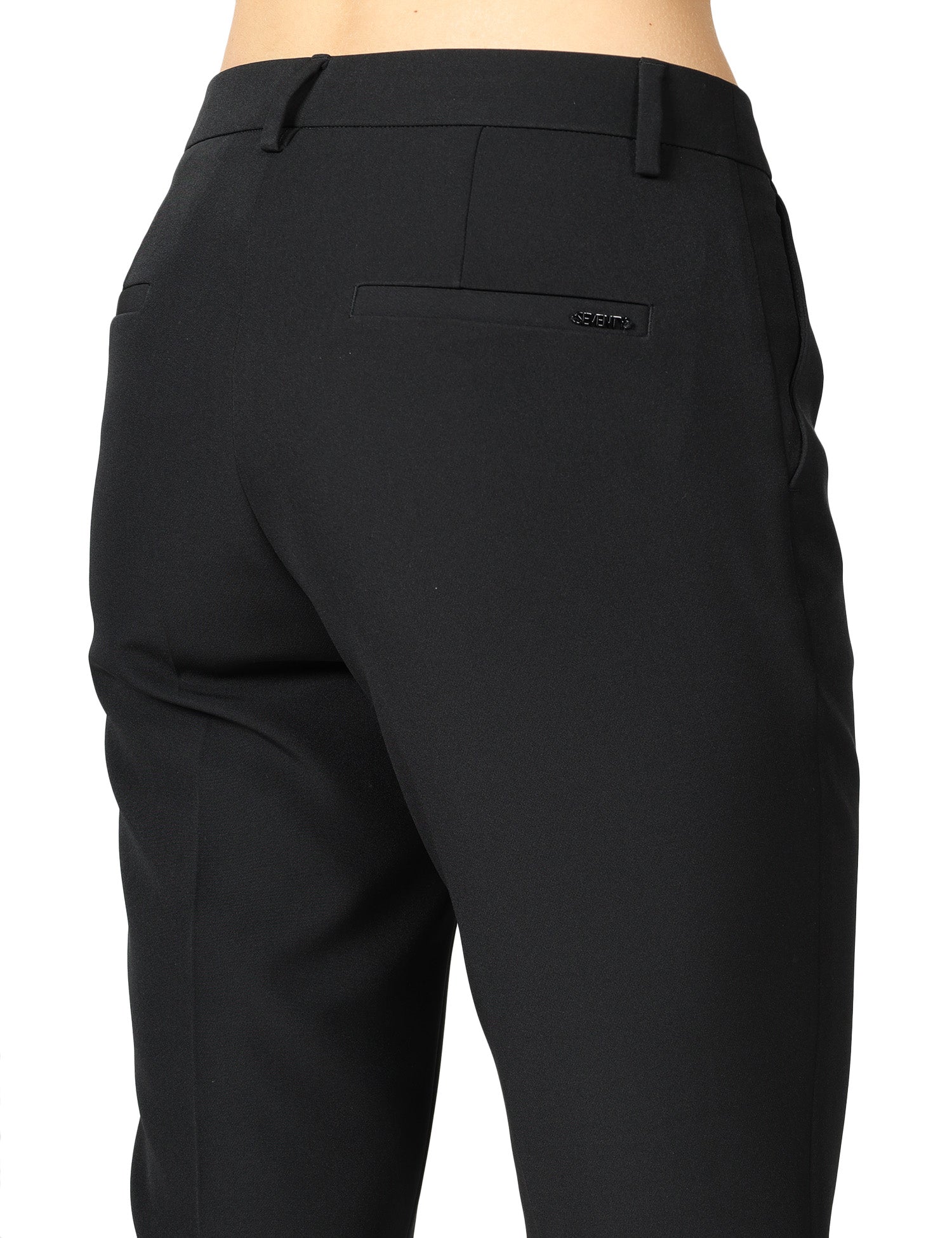 PANTALONE DONNA SEVENTY NERO IN TESSUTO TECNICO BISTRETCH CARROT FIT ALLA CAVIGLIA
