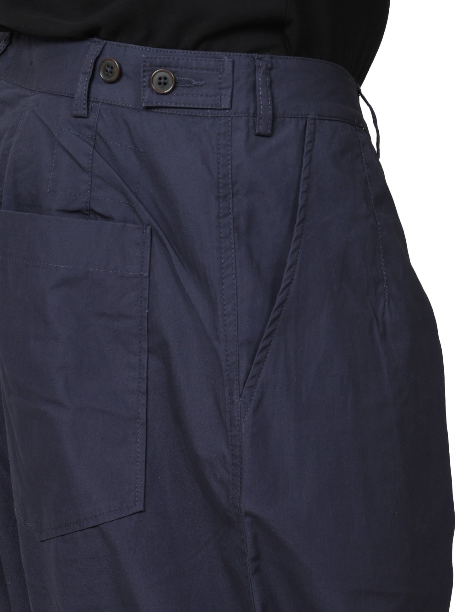 PANTALONE UOMO UNIVERSAL WORKS DUTCH PANT NAVY A GAMBA AMPIA CON PINCES CUCITE
